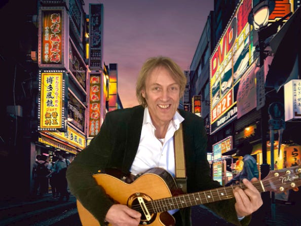 Harry Tietjen in Veranstaltungsraum mit Gitarre